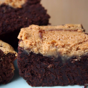 Erdnussbutter-Brownies probieren - oder gute Vorsätze einhalten? Ihr habt die Wahl!