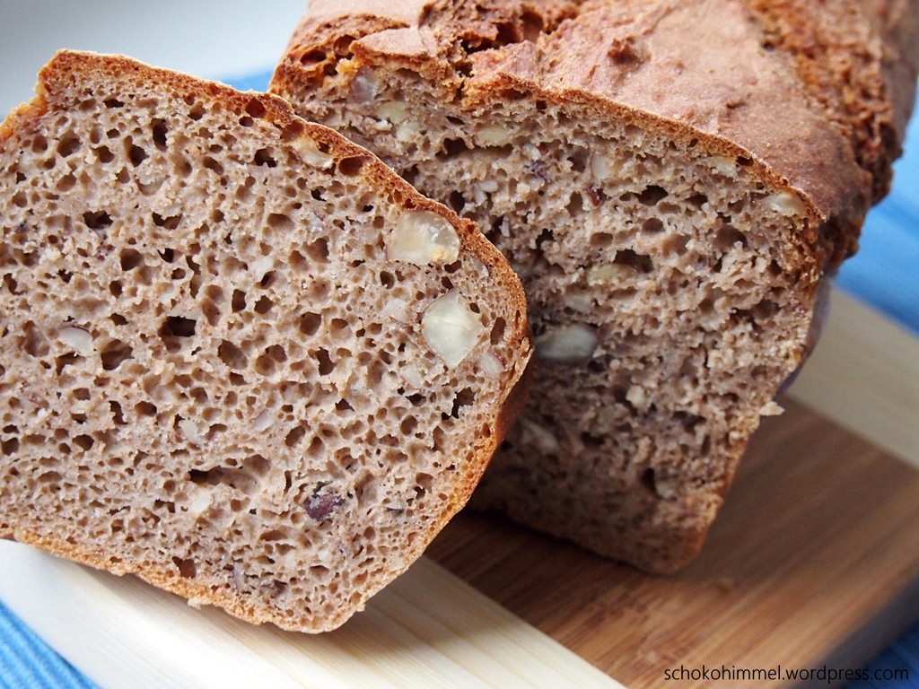 Kräftiges Roggen-Dinkel-Brot mit Nüssen - Schokohimmel